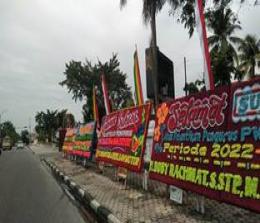 Papan bunga ucapan selamat dan sukses pelantikan pengurus PWI Riau ramai di Jalan Diponegoro (foto/rinai)